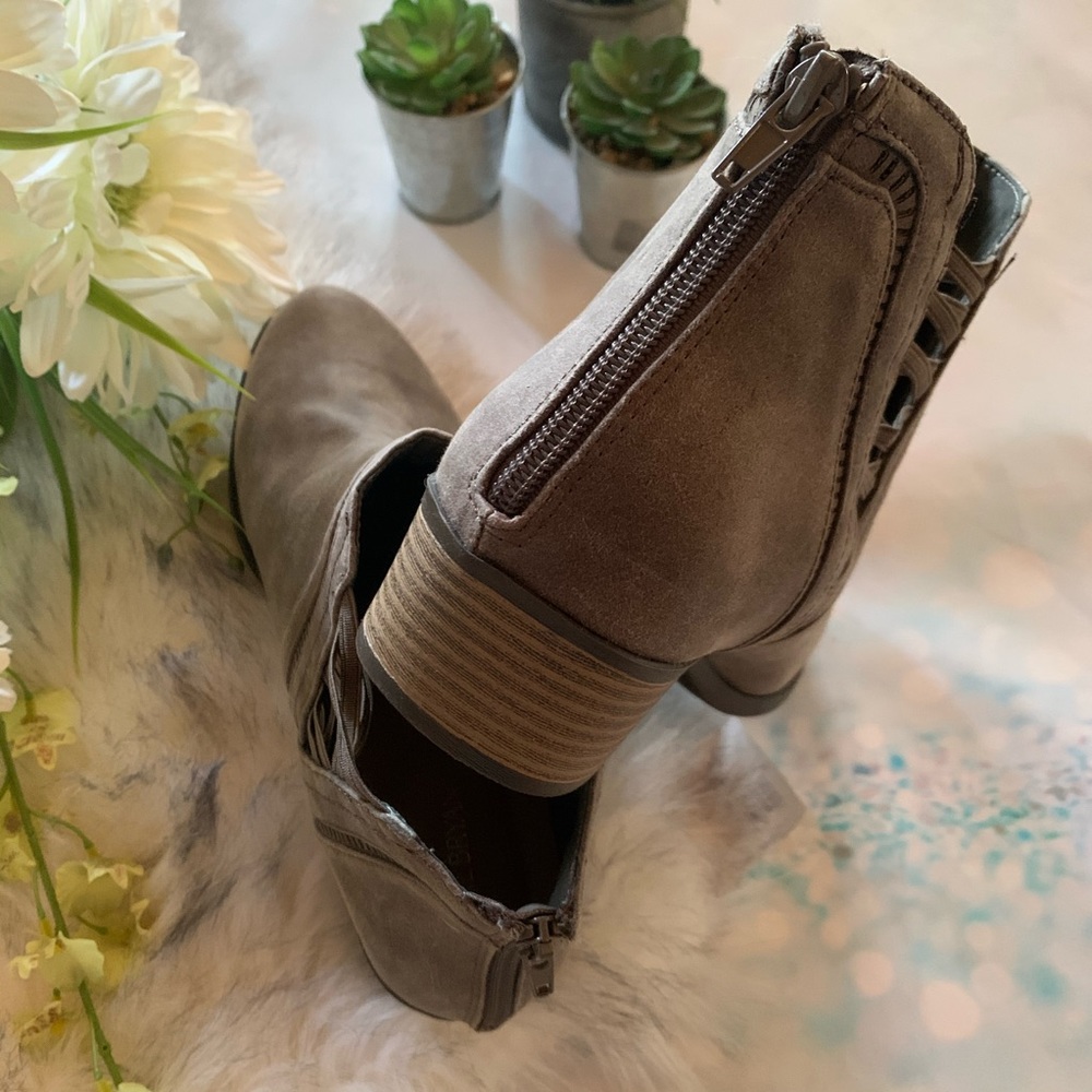 ❌SOLD❌Lane Bryant suede cut out ankle booties - Picture 4 of 8